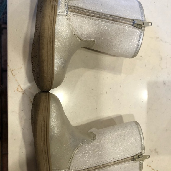 Size 4t Carters gold glitter heart boots - Picture 2 of 3